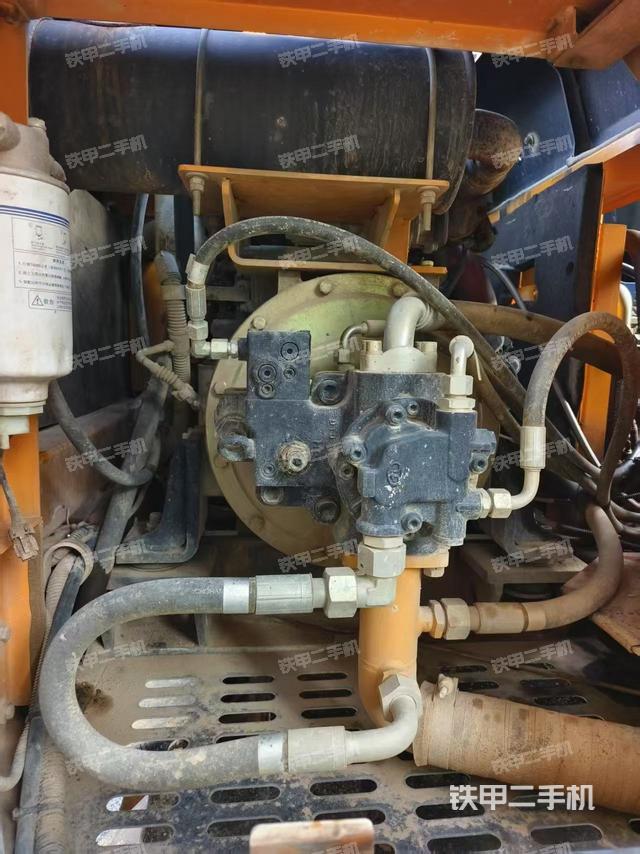 液壓泵艙室正面整體(整機外觀) 液壓泵艙室正面整體(整機外觀)