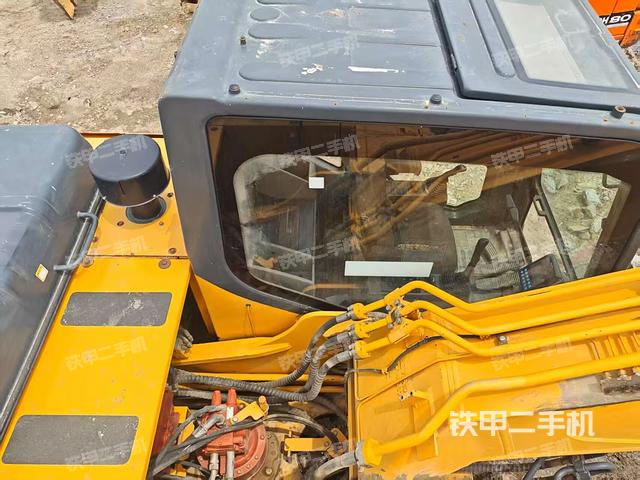 驾驶室顶部(整机外观) 驾驶室顶部(整机外观)