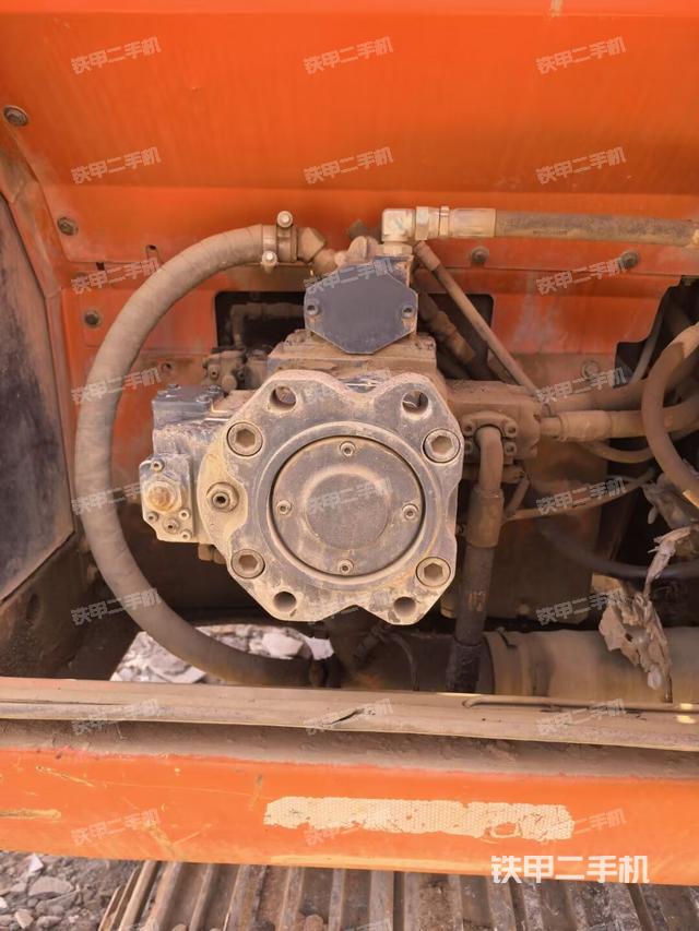 液压泵舱室正面整体(整机外观) 液压泵舱室正面整体(整机外观)