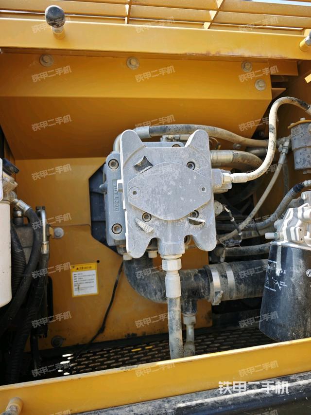 液壓泵艙室正面整體(整機(jī)外觀) 液壓泵艙室正面整體(整機(jī)外觀)