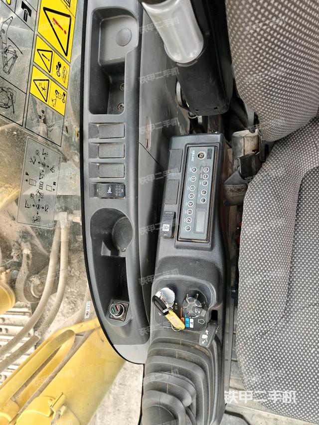 座椅右侧控制台/钥匙门/油门/含右手柄(驾驶室部分) 座椅右侧控制台/钥匙门/油门/含右手柄(驾驶室部分)