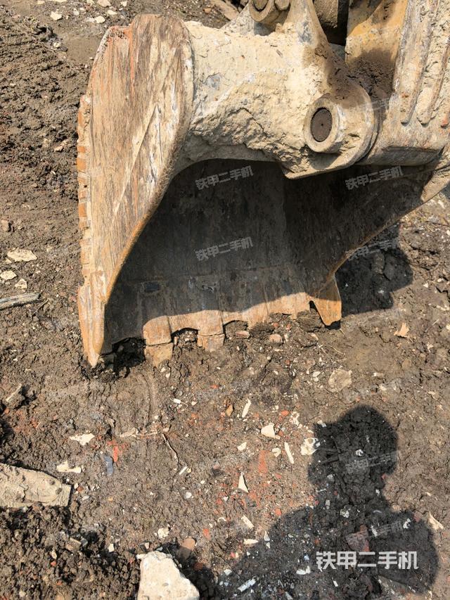 铲斗右后整体(工作和回转装置) 铲斗右后整体(工作和回转装置)