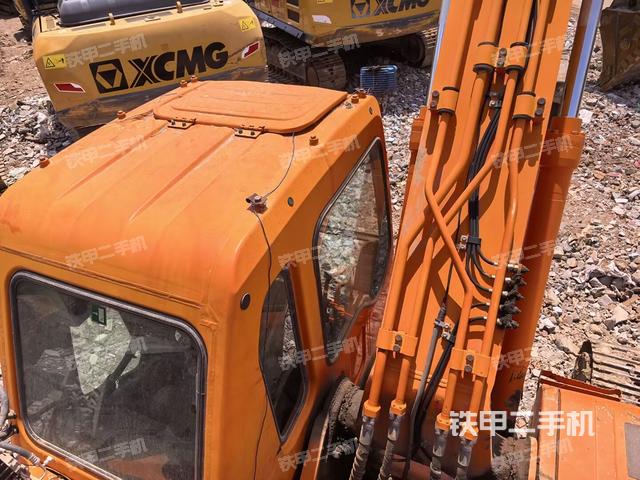 驾驶室顶部(整机外观) 驾驶室顶部(整机外观)