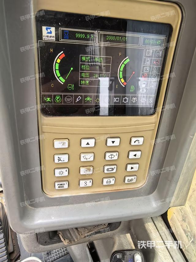 駕駛室頂部(整機(jī)外觀) 駕駛室頂部(整機(jī)外觀)