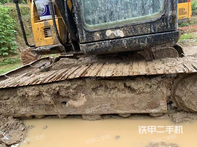 單側(cè)履帶整體(整機(jī)外觀) 單側(cè)履帶整體(整機(jī)外觀)
