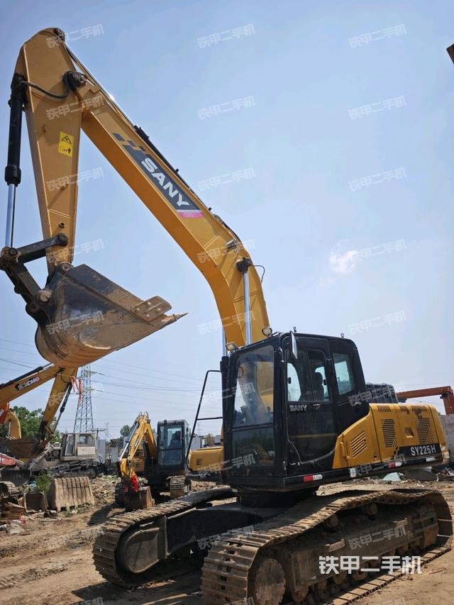 三一重工SY215C挖掘機(jī)