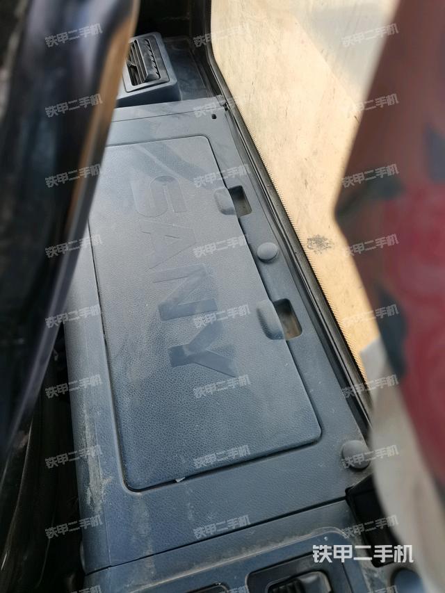 行走控制手柄和踏板 俯拍（驾驶室部分）