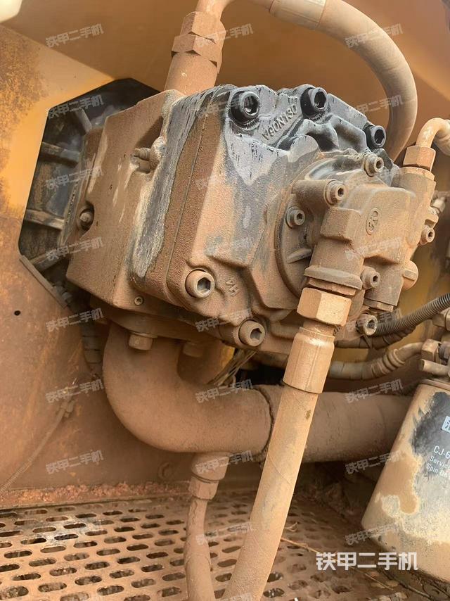 液壓泵艙室正面整體(整機(jī)外觀) 液壓泵艙室正面整體(整機(jī)外觀)