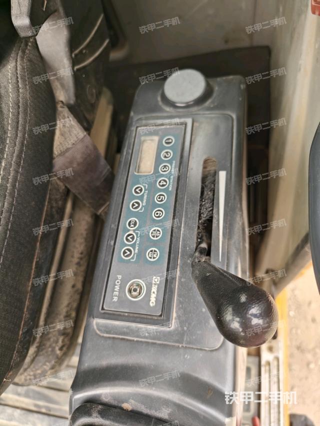 座椅右側(cè)控制臺/鑰匙門/油門/含右手柄(駕駛室部分) 座椅右側(cè)控制臺/鑰匙門/油門/含右手柄(駕駛室部分)