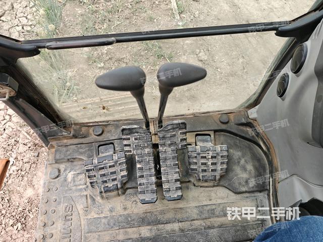 行走控制手柄和踏板 俯拍(驾驶室部分) 行走控制手柄和踏板 俯拍(驾驶室部分)