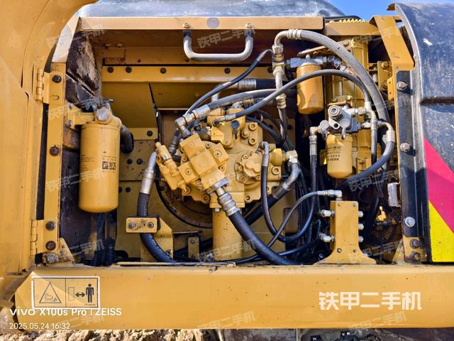 液壓泵艙室正面整體(整機外觀) 液壓泵艙室正面整體(整機外觀)