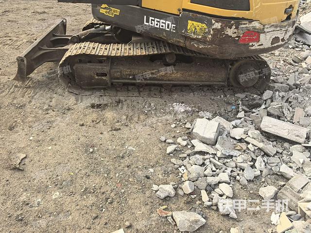 单侧履带整体(整机外观) 单侧履带整体(整机外观)