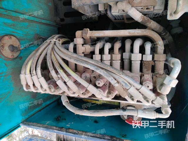 回轉(zhuǎn)馬達(dá)和主控閥(整機(jī)外觀) 回轉(zhuǎn)馬達(dá)和主控閥(整機(jī)外觀)