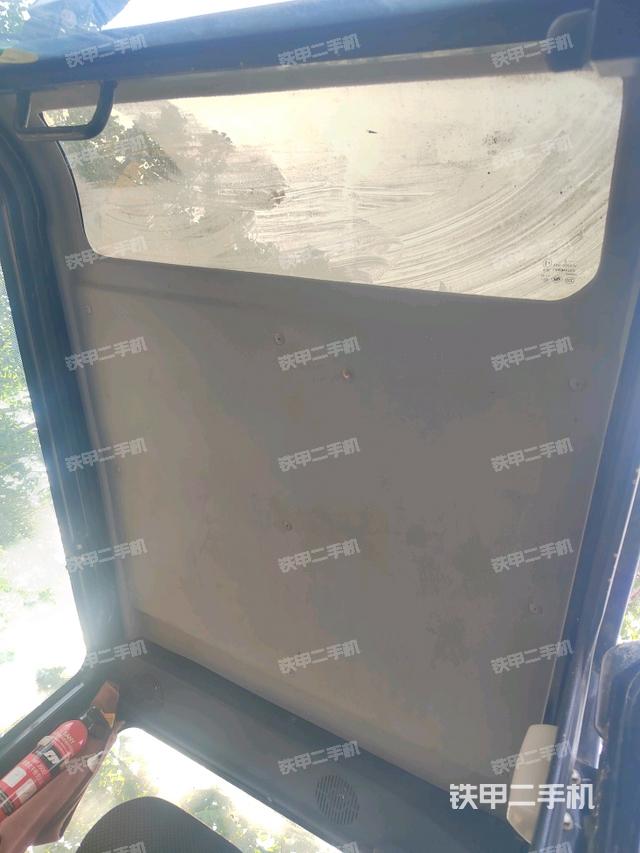 驾驶室顶部(整机外观) 驾驶室顶部(整机外观)