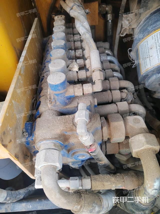 回转马达和主控阀(整机外观) 回转马达和主控阀(整机外观)