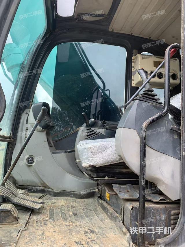 駕駛室整體(整機(jī)外觀) 駕駛室整體(整機(jī)外觀)
