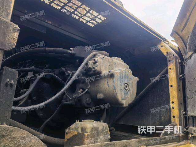 液壓泵艙室正面整體(整機外觀) 液壓泵艙室正面整體(整機外觀)