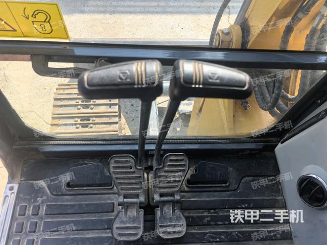 行走控制手柄和踏板?俯拍(駕駛室部分) 行走控制手柄和踏板?俯拍(駕駛室部分)