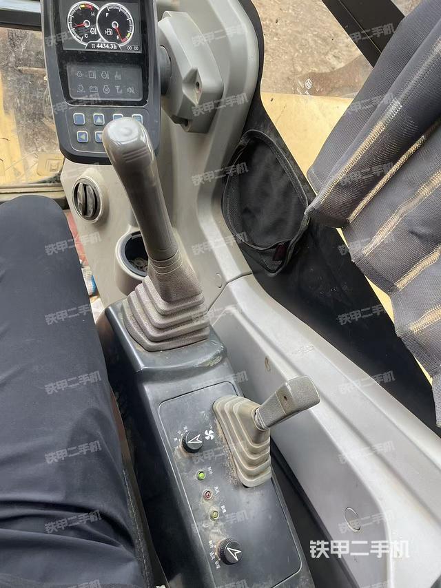 座椅右側(cè)控制臺(tái)/鑰匙門/油門/含右手柄（駕駛室部分）