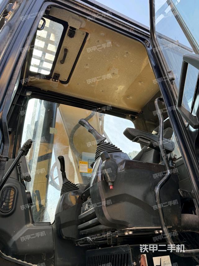 駕駛室整體(整機(jī)外觀) 駕駛室整體(整機(jī)外觀)