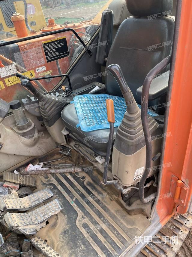 駕駛室整體(整機(jī)外觀) 駕駛室整體(整機(jī)外觀)
