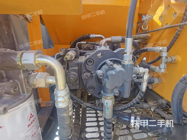 液壓泵艙室正面整體(整機(jī)外觀) 液壓泵艙室正面整體(整機(jī)外觀)