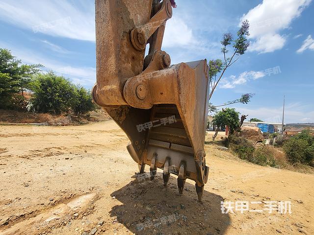 液压泵舱室正面整体（整机外观）