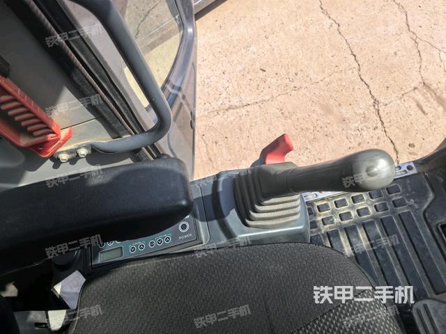 座椅右側(cè)控制臺/鑰匙門/油門/含右手柄(駕駛室部分) 座椅右側(cè)控制臺/鑰匙門/油門/含右手柄(駕駛室部分)