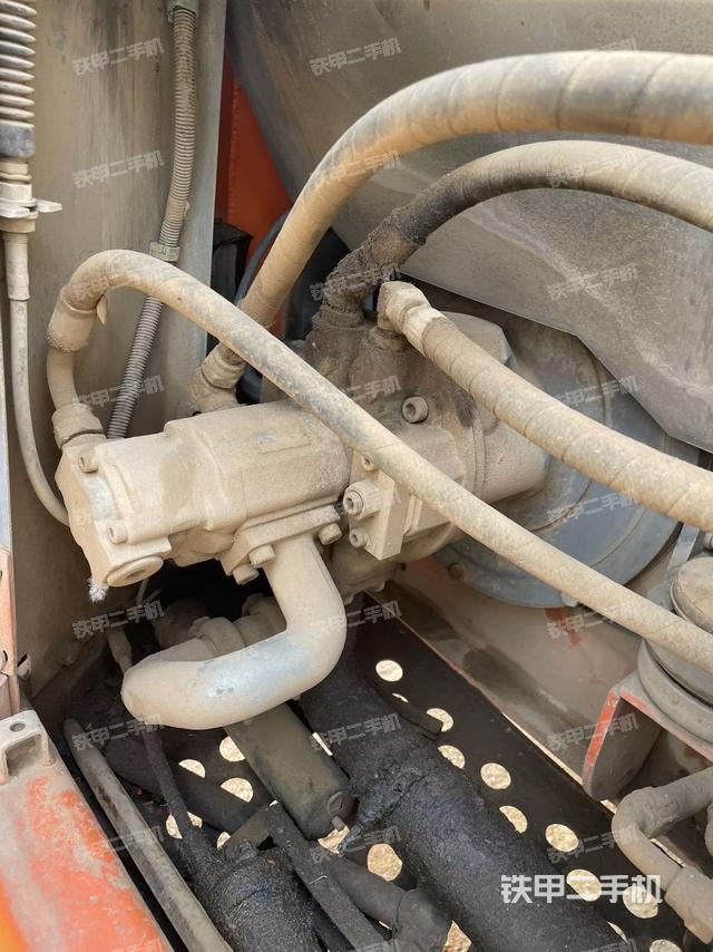 液壓泵艙室正面整體(整機(jī)外觀) 液壓泵艙室正面整體(整機(jī)外觀)
