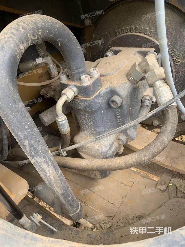 液壓泵艙室正面整體(整機外觀) 液壓泵艙室正面整體(整機外觀)