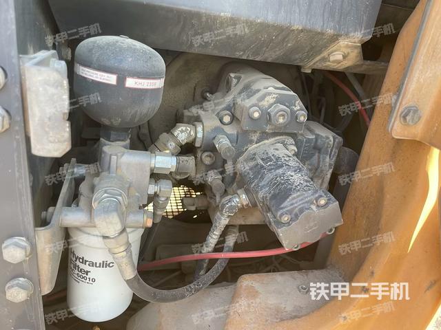 液壓泵艙室正面整體(整機外觀) 液壓泵艙室正面整體(整機外觀)