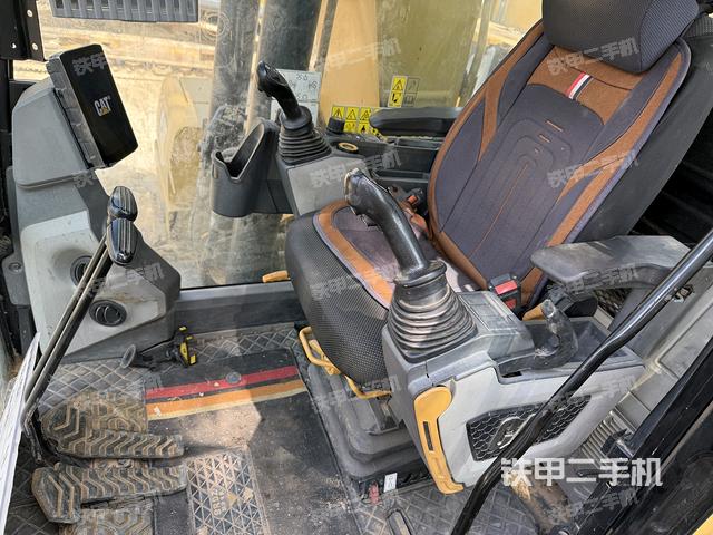 駕駛室整體(整機(jī)外觀) 駕駛室整體(整機(jī)外觀)