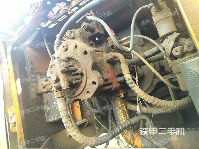 液压泵舱室正面整体(整机外观) 液压泵舱室正面整体(整机外观)