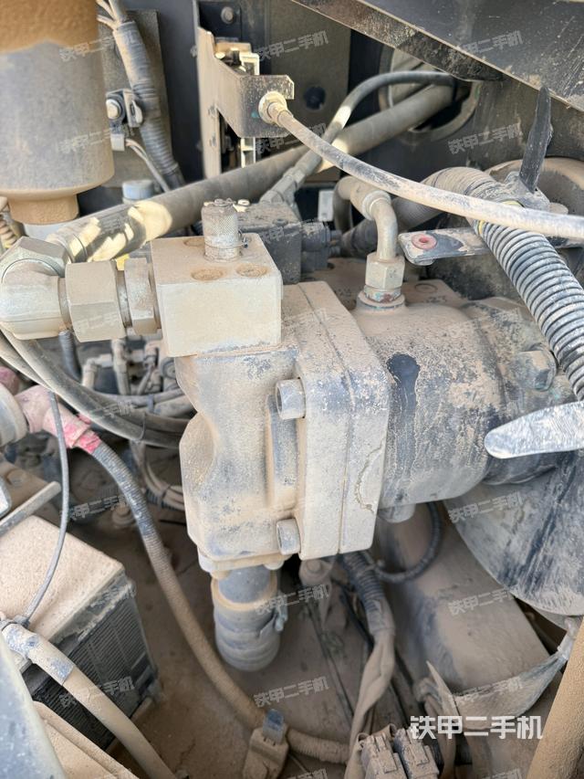 液壓泵艙室正面整體（整機外觀）