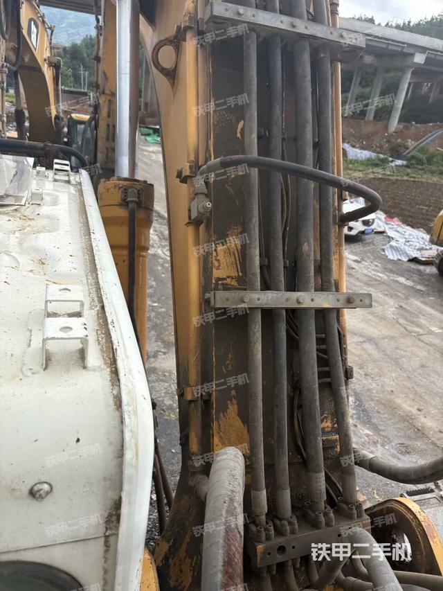 铲斗右后整体(工作和回转装置) 铲斗右后整体(工作和回转装置)