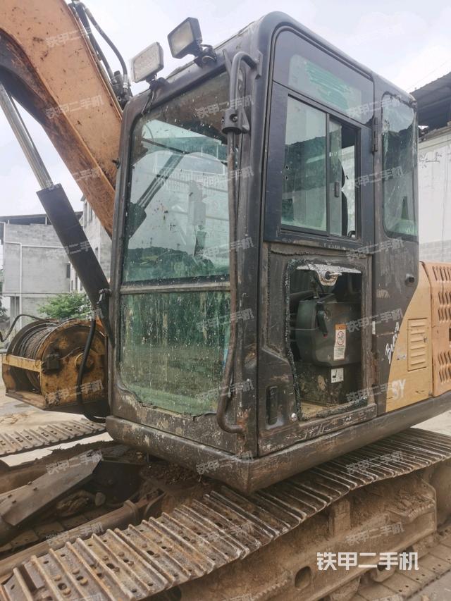 駕駛室整體(整機(jī)外觀) 駕駛室整體(整機(jī)外觀)