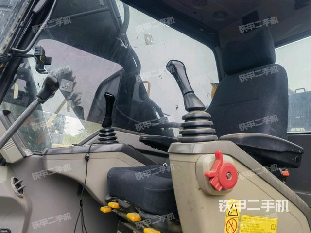 駕駛室整體(整機(jī)外觀) 駕駛室整體(整機(jī)外觀)