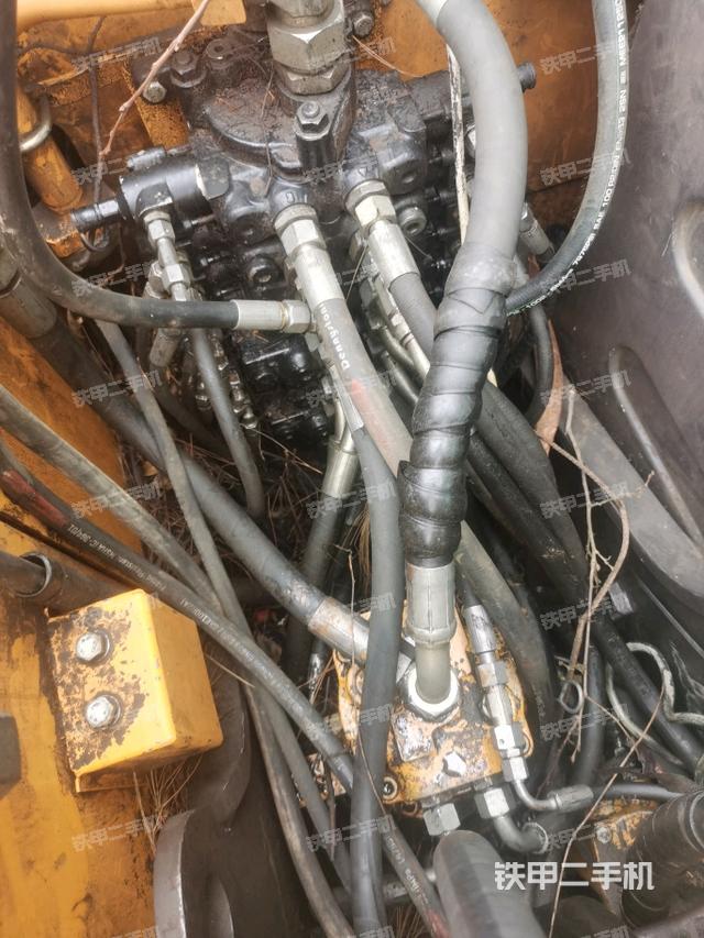 回轉(zhuǎn)馬達(dá)和主控閥(整機(jī)外觀) 回轉(zhuǎn)馬達(dá)和主控閥(整機(jī)外觀)