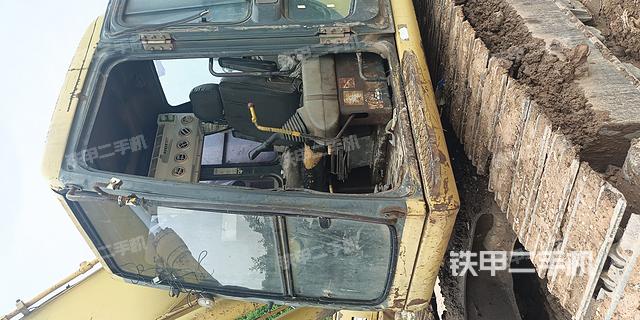 駕駛室整體(整機(jī)外觀) 駕駛室整體(整機(jī)外觀)