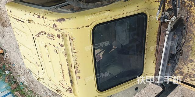 駕駛室頂部(整機(jī)外觀) 駕駛室頂部(整機(jī)外觀)