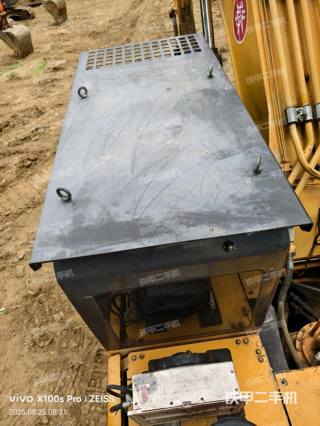 駕駛室頂部(整機(jī)外觀) 駕駛室頂部(整機(jī)外觀)