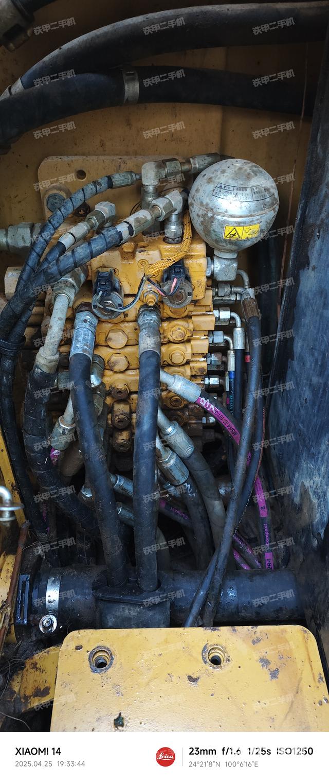 回转马达和主控阀（整机外观）