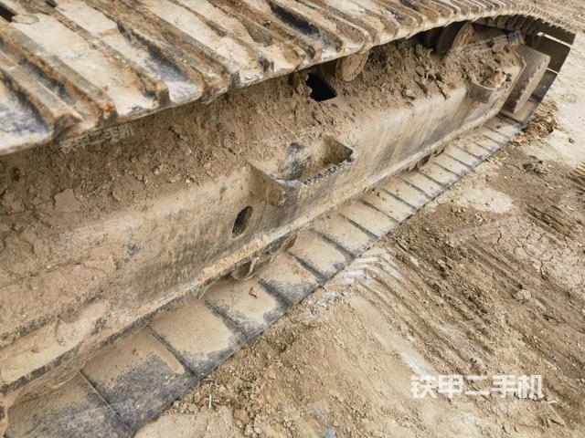 單側(cè)履帶整體(整機(jī)外觀) 單側(cè)履帶整體(整機(jī)外觀)