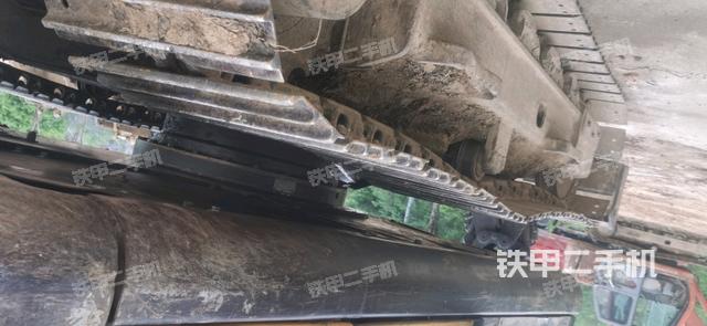 單側(cè)履帶整體(整機(jī)外觀) 單側(cè)履帶整體(整機(jī)外觀)