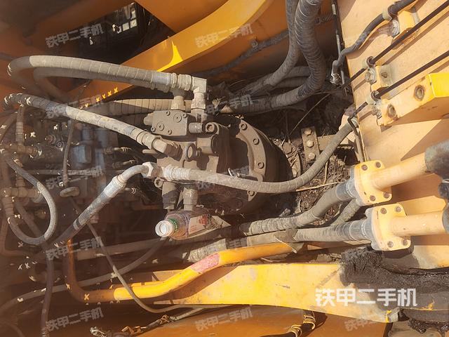 回轉(zhuǎn)馬達和主控閥(整機外觀) 回轉(zhuǎn)馬達和主控閥(整機外觀)