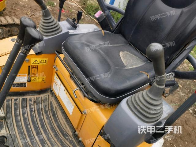 駕駛室頂部(整機(jī)外觀) 駕駛室頂部(整機(jī)外觀)