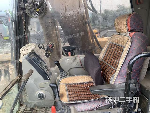 驾驶室整体(整机外观) 驾驶室整体(整机外观)