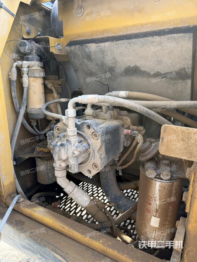 液壓泵艙室正面整體(整機(jī)外觀) 液壓泵艙室正面整體(整機(jī)外觀)