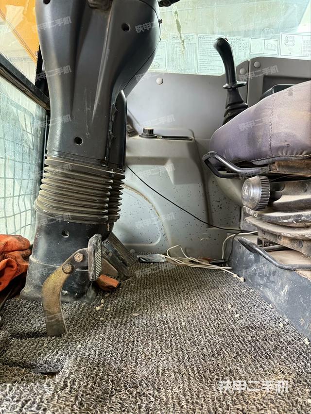 液压泵舱室正面整体（整机外观）