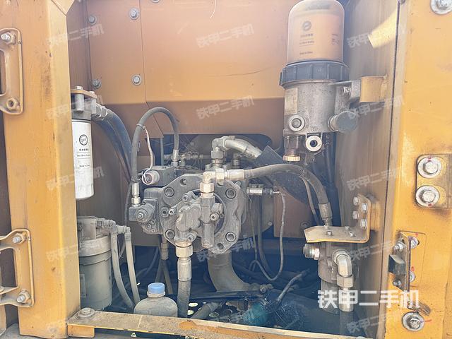 液压泵舱室正面整体（整机外观）